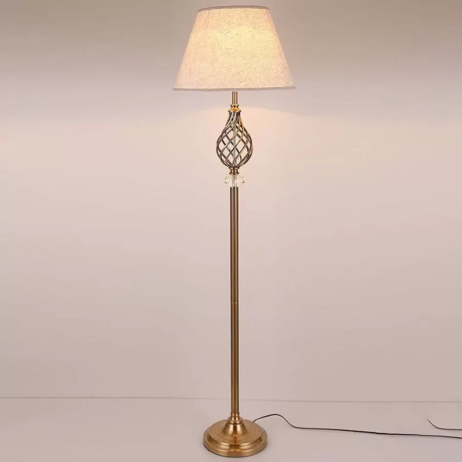 Lampadar auriu cu un bec E27, pentru living